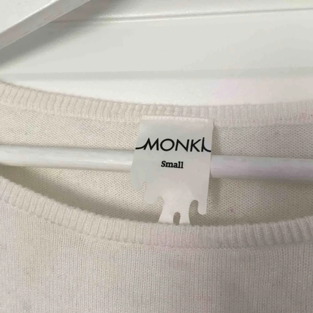 Jättesöt tröja från monki med knappar på axlarna! . Neuletakit & Villapaidat.