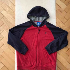  - Very soft and cosy men’s Adidas hoodie! Men’s size XL. Pick up on söder or shipping is extra :) 