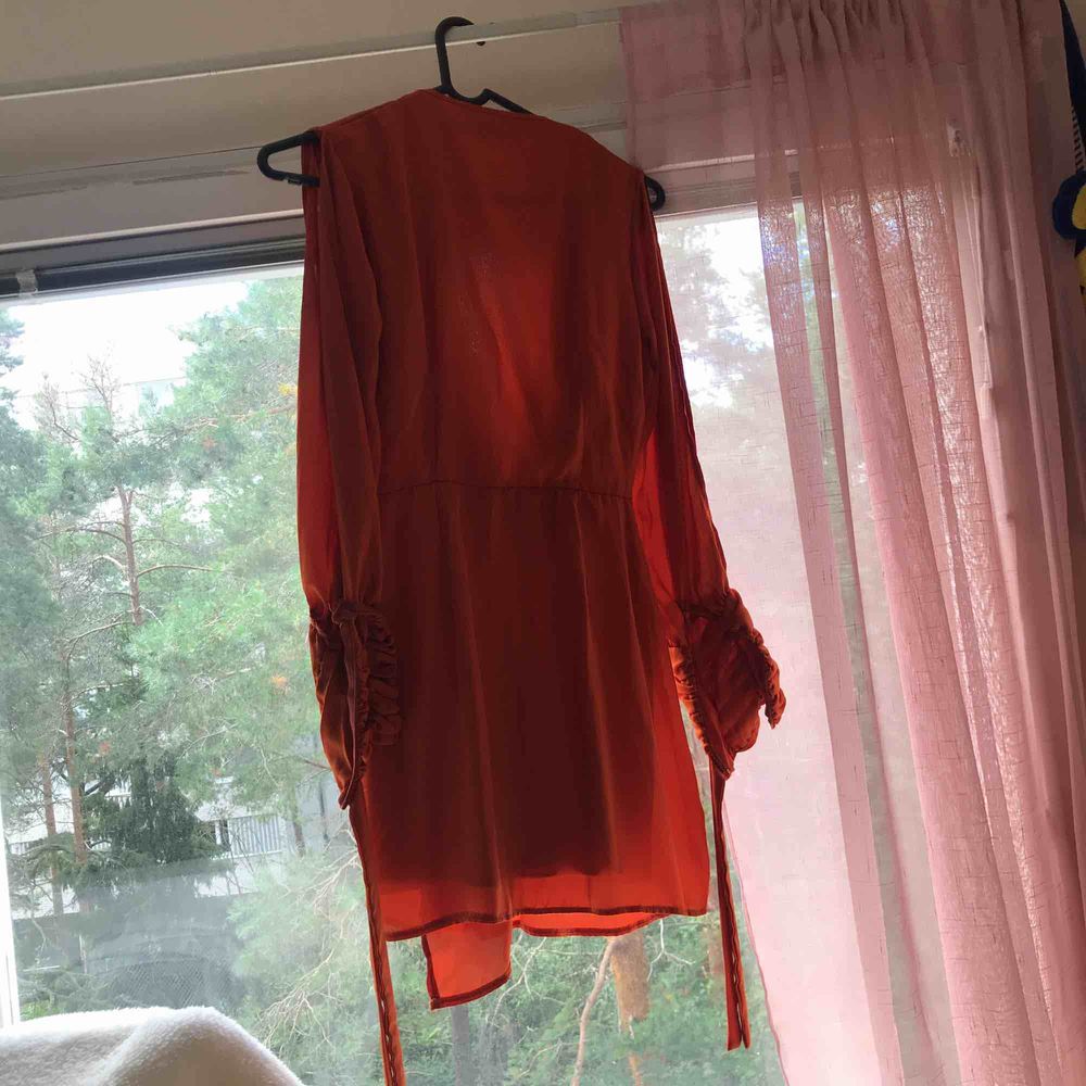 Orange klänning.  Har haft på mig den några gånger men den är i en väldig god skick.  Pris kan förhandlas.. Klänningar.