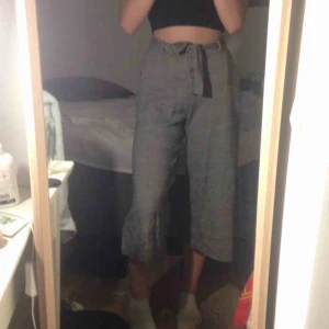  - Rutiga byxor från pull&bear jääättesnygga t hösten🤧🤧 ganska svårt att få med hur dom sitter på bild, men väldigt snygg passform!! 