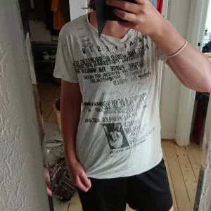  - T-shirt med mönster, vit. Frakt tilläggs.