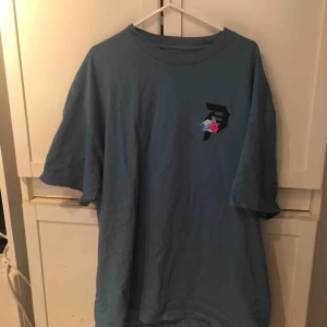  - Oversize T-shirt med tryck på bröstet och på ryggen