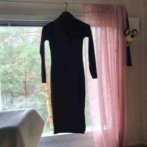  - Svart klänning som är skuren ned till.  Är helt ny.  Har inte haft på mig den en enda gång.  Pris kan förhandlas.