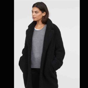  - Kappa i pile från H&M. Aldrig använd. Nypris 700 kr. 