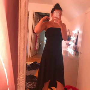  - svart långklänning som är längre där bak, jag är 165 & klänningen slutar nästan precis innan hälsenan på mig. 