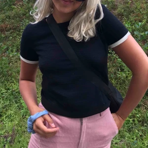  - Enkel fin tröja med vita ränder ut vid armarna⚡️