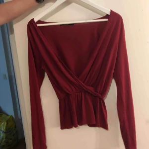  - Vinröd v-ringad topp i bra skick