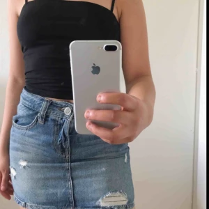  - En super snygg jans kjol med slitningar köpt från only. Använd endast 2 gånger & säljer vidare den då jag köpt en annan kjol