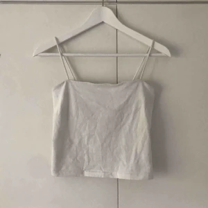  - Vitt linne från gina tricot. Strl M. 10kr + frakt. Kan mötas upp i tranåsområdet och i sthlm. 