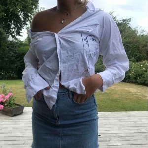  - En vit cool skjorta med ett fint motiv och en off-shoulder fit! Frakt står köparen för!!