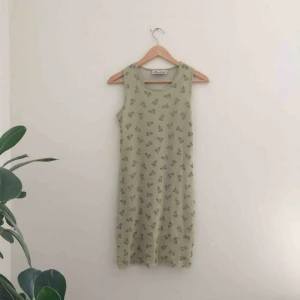  - Fin mönstrad klänning, köpt på secondhand. Klänningen har ett genomskinligt tyg och ett täckande undertyg som slutar lite kortare än det mönstrade tyget. Märkt 14/164 men tyget är stretchigt och passar på xs/s 