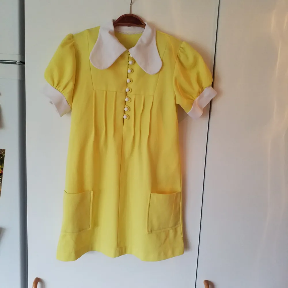Jättefin kort gul klänning i babydoll/60talsmodell. Klänningar.