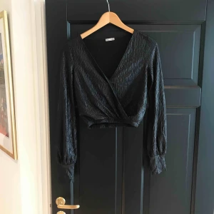  - Magtröja från zara. Glittrigt material med långa armar
