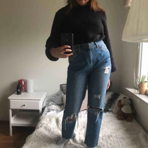  - Så fina mom-jeans från urban outfitters som tyvärr inte kommer till andhämtning :(. Kan frakta mot kostnad/mötas upp🖤🖤💕💕