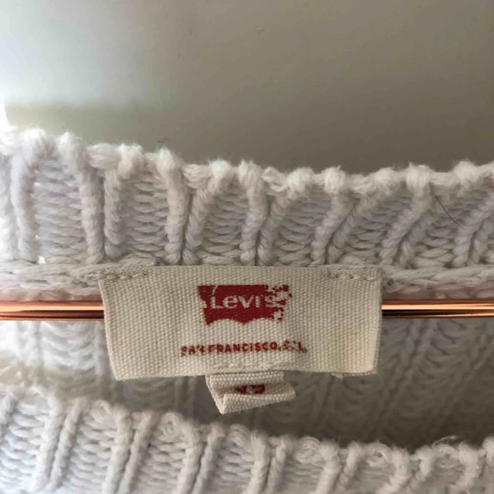 Stickad tröja från Levis, superbekväm och cropped. Tyvärr kommer den inte till användning längre✨. Tröjor & Koftor.