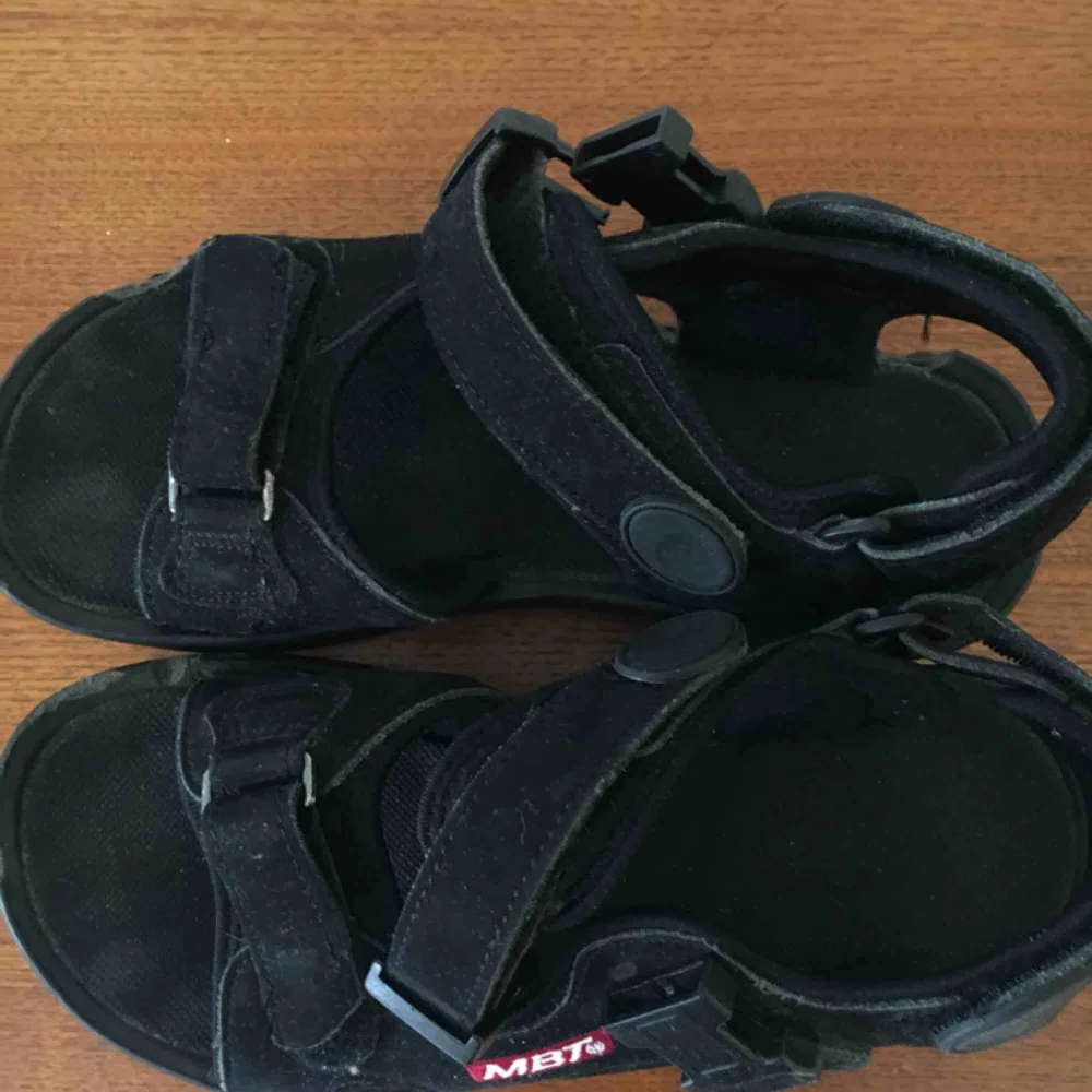 SKÖNA feta MBT sandaler (runda i sulan). Passar mig med storlek 38/38,5. En defekt på sandalen där de trillat en bit - därav priset. 🐉🐉🐉. Skor.