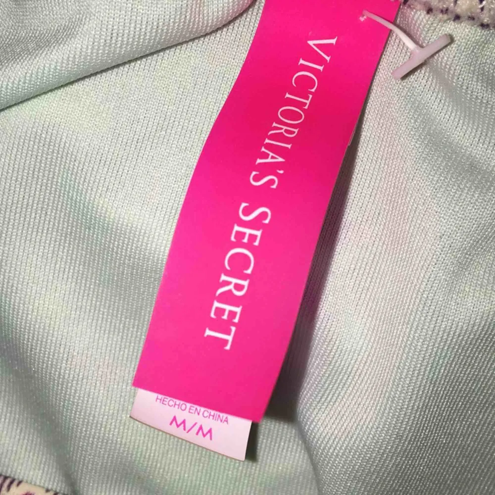 Bikinitrosor från Victoria’s Secret i storlek M. Endast testade.  Frakt ingår i priset.. Övrigt.