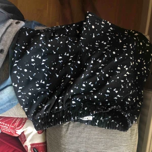  - Mjukis/ kostymshorts från pieces. Svart med vit/blåa prickar. Bra skick!
