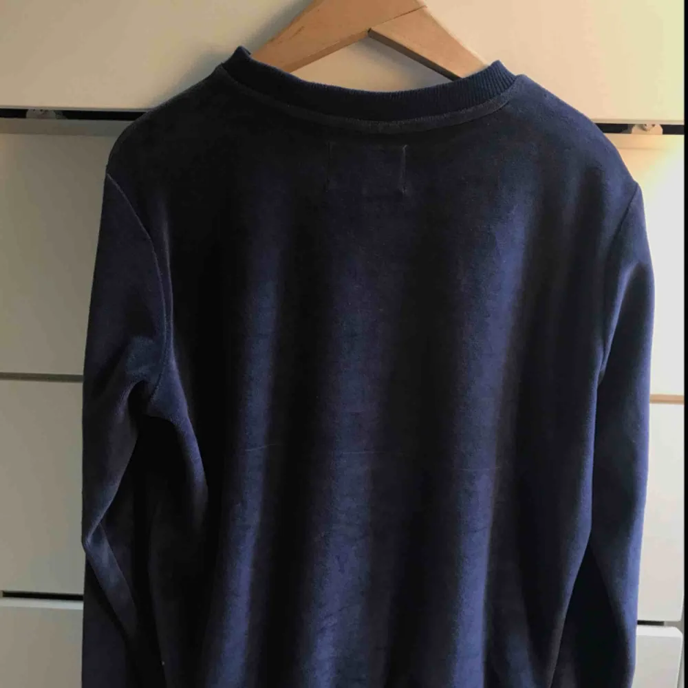 En mörkblå fila i plysch tröja i mycket fint skick, använt ett fåtal gånger, säljer för att jag aldrig använder den längre, köpt på urban outiftters. . Tröjor & Koftor.