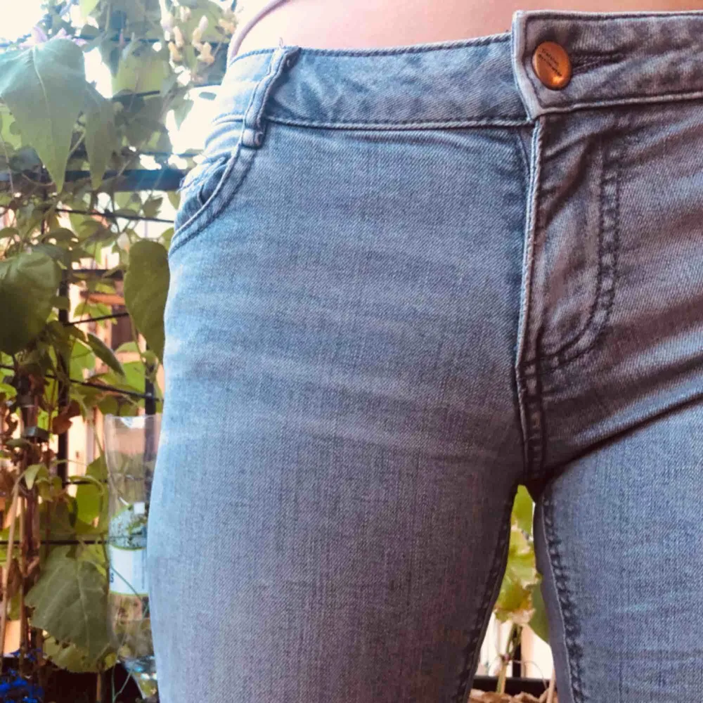 Grå stretchiga jeans från Zara, låg midja. . Jeans & Byxor.