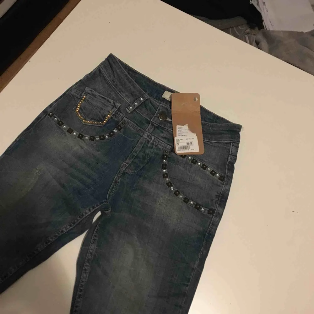 Helt nya jeans inköpta för 999kr . Jeans & Byxor.