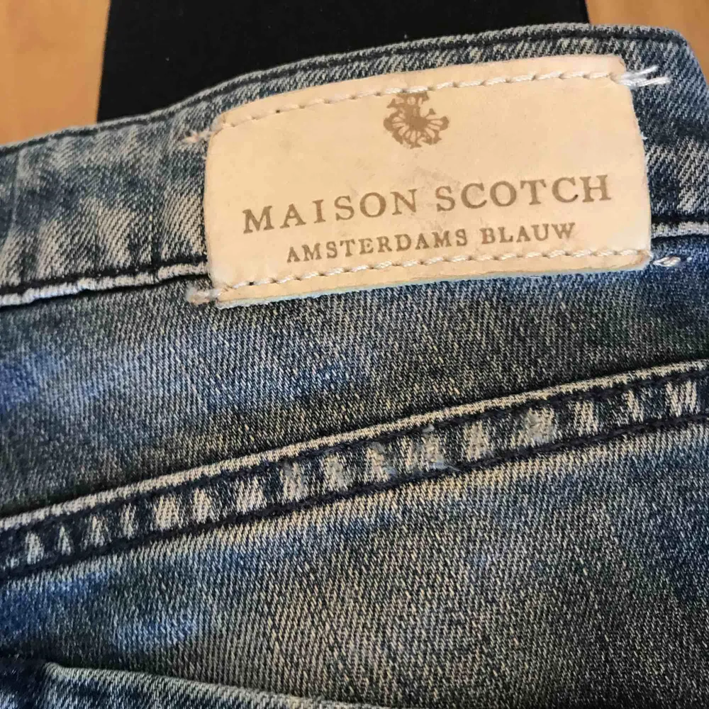 snygga, tighta jeans från Maison Scotch som sitter jättefint, nypris på de jeans ligger runt 1000kr. de är iprincip aldrig använda, alltså i nyskick. köparen står för frakt, fler bilder kan fixas om det önskas. Jeans & Byxor.