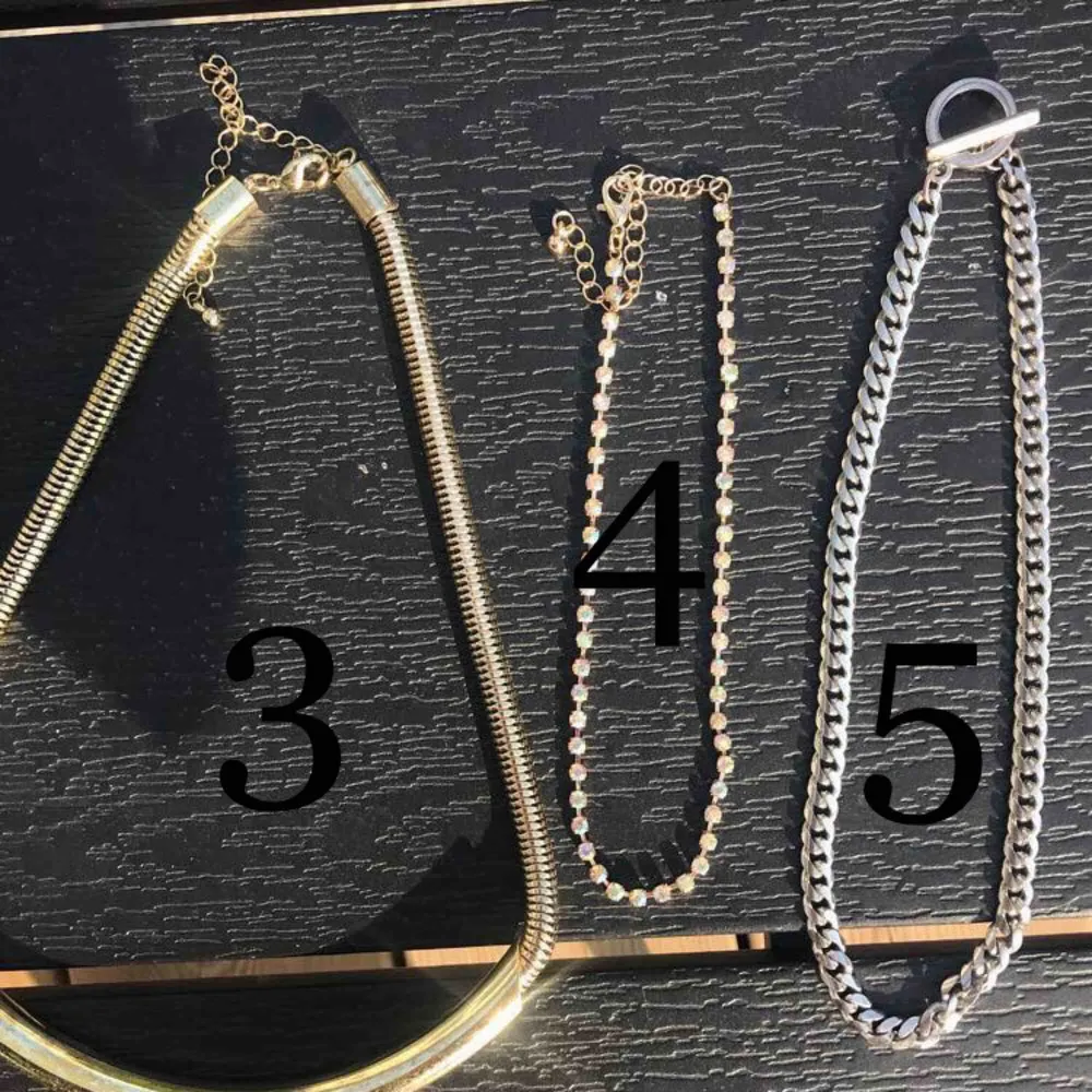Fina halsband för 20kr styck +9kr frakt (ev. 18kr) Olika modeller i både guld och silver! Skriv om ni vill ha bättre bild på något av halsbanden!💛💛 Nr 2 & 4 & 5 sålda!!. Accessoarer.