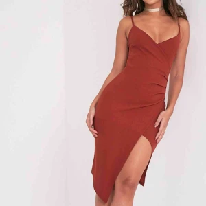  - Sommar/klubb klänning - Pretty Little Thing. Oanvänd. Strl S (36/34). Finare i vekligheten då materialet inte är så slätt som bilderna visar och färgen är aningen mörkare. Tjockt material, inte ”genomskinlig”. Stretchig.  