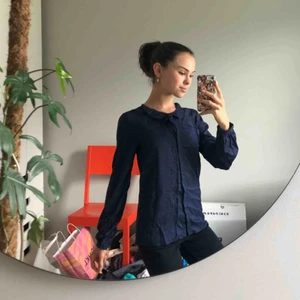  - Söt blus från mango kids. Bra skicka då den använts väldigt få gånger. Ganska rak i passformen då den är från barnavdelningen. Står att det är 10/12 yrs, men passar en XS kvinna.