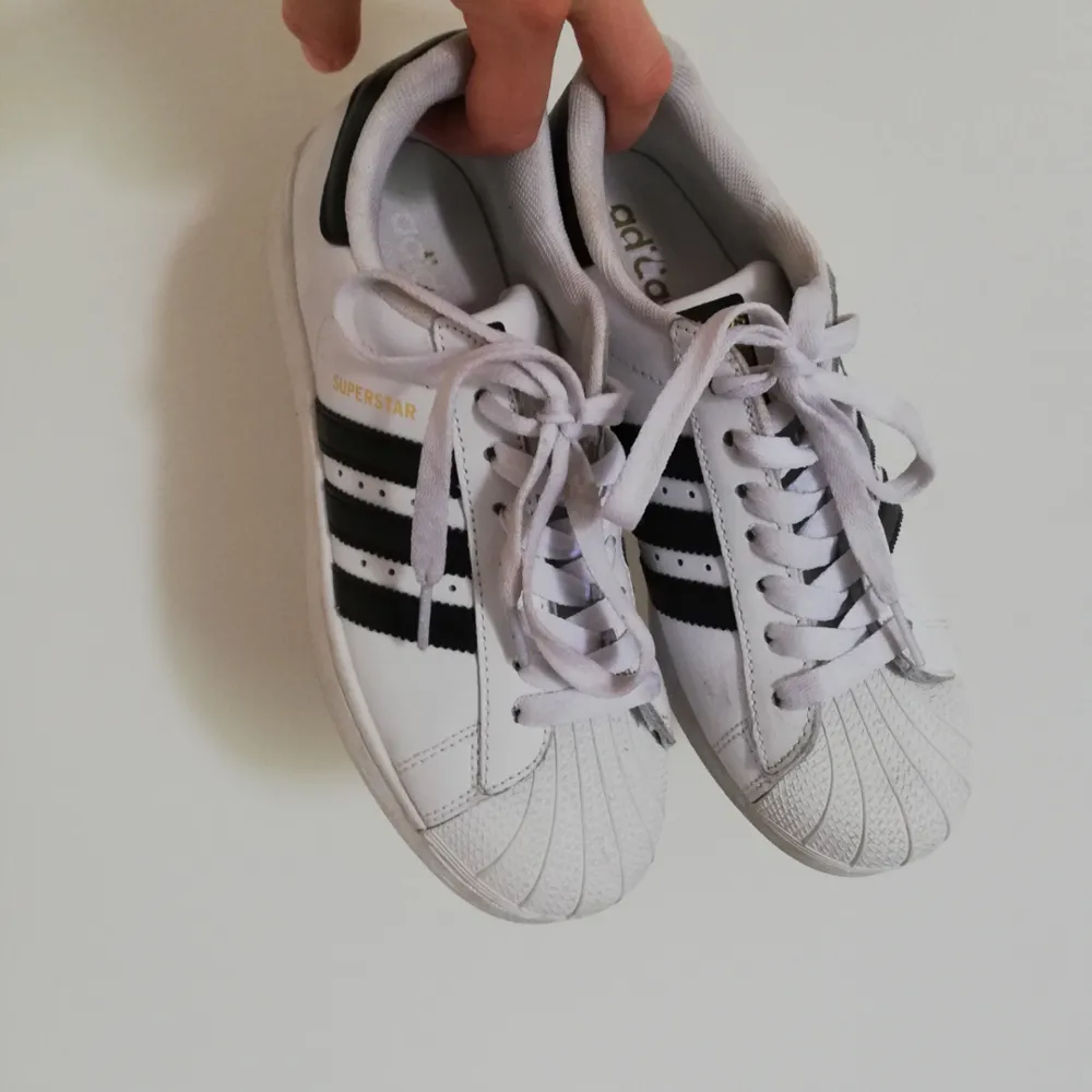 Superfina Adidas superstar säljes! Köpta på humana, men används tyvärr inte ☀️frakt 30kr!. Skor.