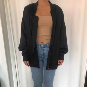  - Glansig bomberjacka i mörkblå färg från H&M trend köpt för några år sen!   Använd i ca 2 år men är ftf i fint skick.  Kan skickas mot frakt ☺️