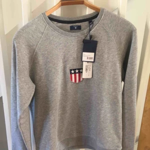  - Ny! Gant tröja Strl L Pris 600kr Hämtas i Bromma eller skickas, köparen står då för frakt.