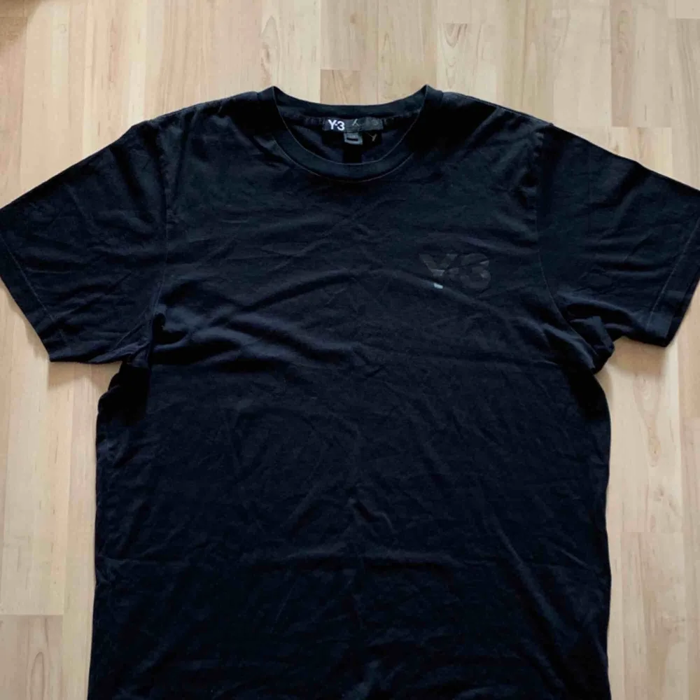 Y3 T-shirt, använd flertal gånger men fortfarande i bra skick :)     Köpare står för frakt.  Kan mötas upp i NORRKÖPING.  . T-shirts.