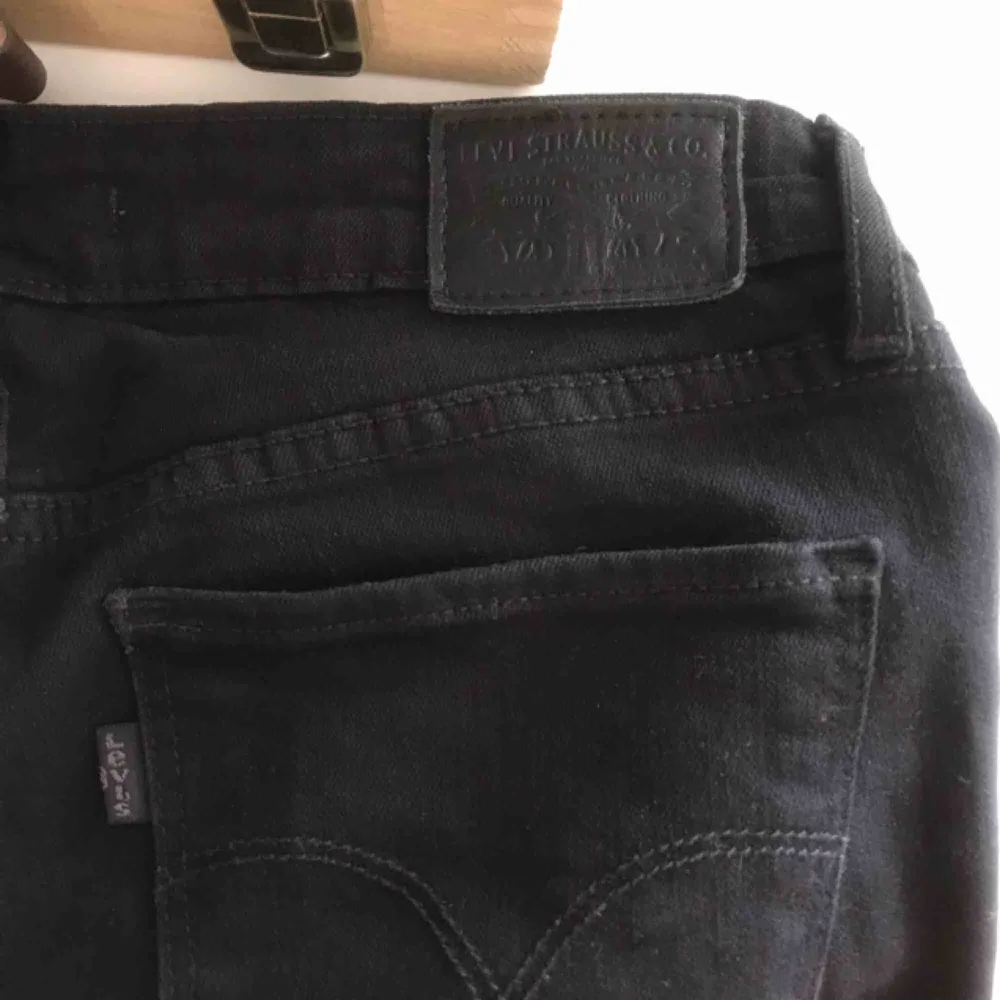 supersköna (!!) svarta bootcut jeans från levis. Jeans & Byxor.