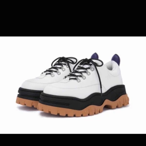  - Har ett par Eytys angel i st 38 (men passar 39) vill byta mot ett par Eytys angel i annan färg antingen st 38, 39 eller 40:)  Hör av er för egna bilder:)❤️