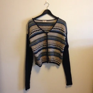 Mysig stickad kofta köpt secondhand. Stor i storlek men passar S.Säljes pga lite stickig.  - Mysig stickad kofta köpt secondhand. Stor i storlek men passar S.Säljes pga lite stickig. 