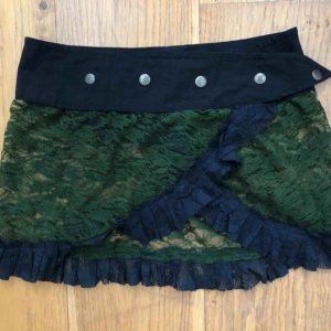  - Pixie kjol i fint skick. Går o justera vid midjan, skulle säga att den passar mellan XS och S, kanske funkar M beroende på hur man vill att den sitter åt. Frakt tillkommer