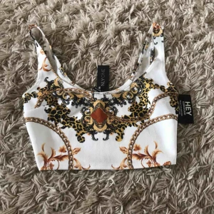  - Ett fint kort linne med mönster. Helt oanvänd 