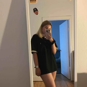  - Jättesnygg vintage Ralph Lauren polo i storlek L, inköpt någon gång på 80-90-talet. Det är herrmodell men man kan självklart använda den hur man vill, 💕