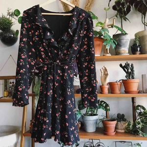  - Fin blommig klänning med volangdetaljer! Köparen står för frakt, kan eventuellt mötas upp i Stockholm också!