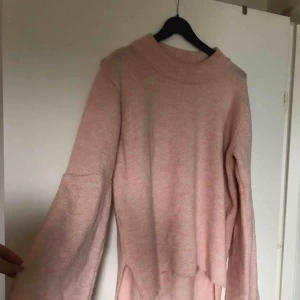  - Stickad rosa tröja med klockade ärmar. Använd vid ett tillfälle 