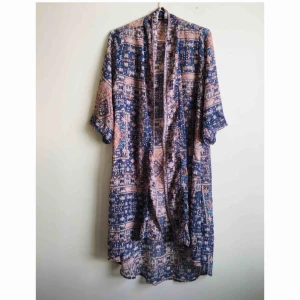  - Superfin kimono från Bik Bok. Otroligt luftig och skön och perfekt att dra på sig både till stranden och över en enkel klänning till sommarfesten. På lappen står den XS men jag är vanligtvis storlek S så skulle säga att den passar XS-M 🌸