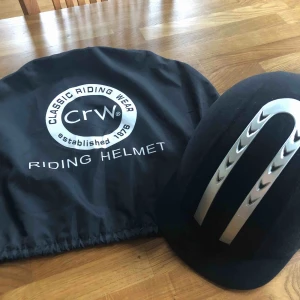  - Ridhjälm från märket CRW.  Använd 2 gånger.  Detaljen på hjälmen är i silver.  Påse till hjälm följer med. 