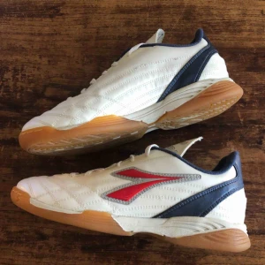  - Diadora vintage sneakers - Sannolikt sent 90-tal / tidigt 2000. Se oanvända ut.  Storlek 38.5 - Kan hämtas i Uppsala eller skickas mot fraktkostnad.