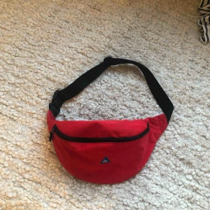  - Rymlig och fin röd väska från urban outfitters. Kan mötas i Stockholm/frakta för extra kostnad ❤️