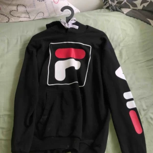  - Säljer 2 fina fila hoodies 200 kr styck för jag använder inte Inte så använda