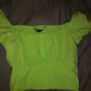  - Neon grön blus från Zara. Tyvärr för stor för mig så har aldrig använt den, endast testad. Köparen står för frakten 🥰