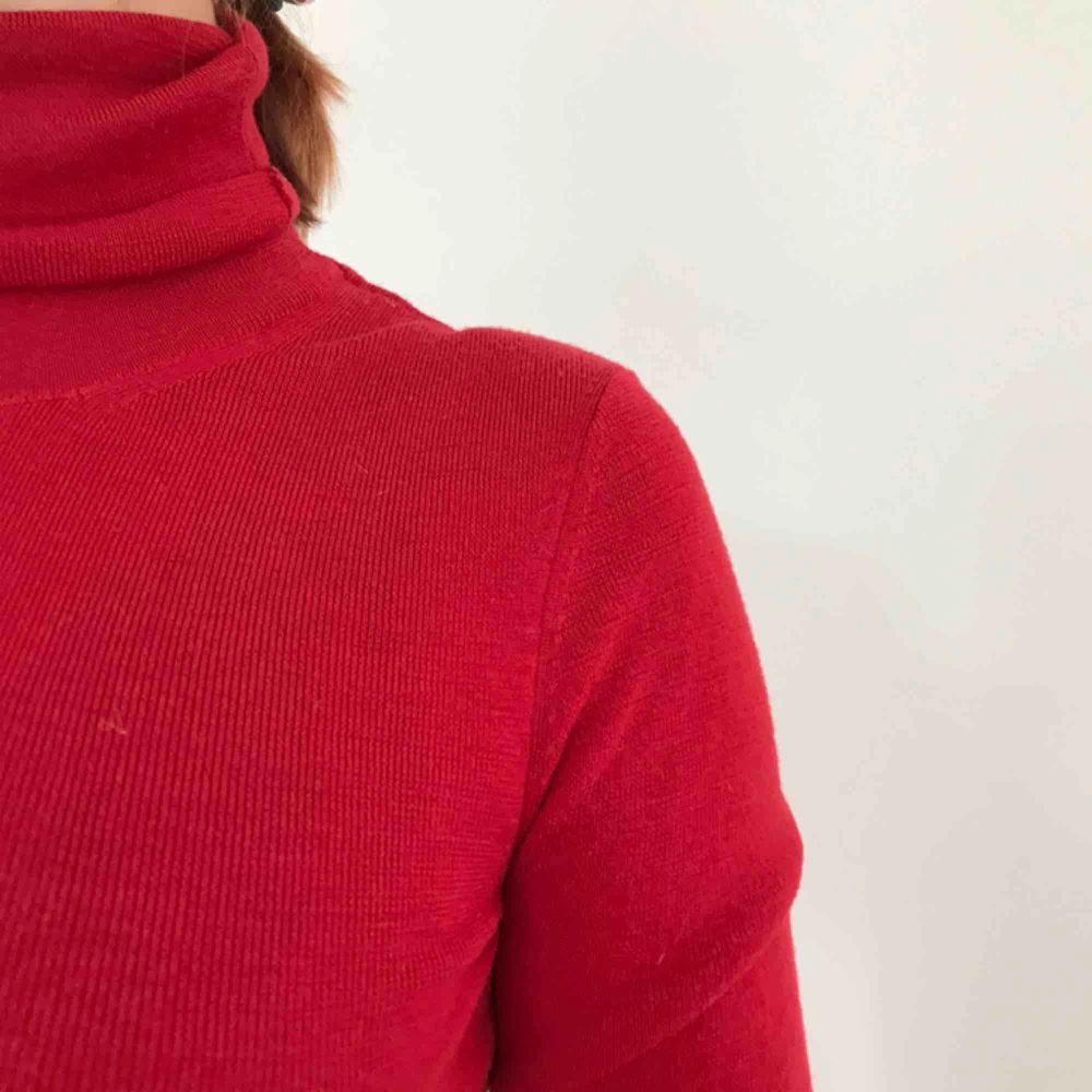 Röd stickad tröja med hög polokrage från Hugo Boss. Sparsamt använd. Pris kan diskuteras.. Tröjor & Koftor.