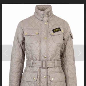 - Beige barbour jacka. Äkta och köpt för 1999kr i butik. Kragen är fläckig som syns på bilden. Aldrig tvättat den så vet ej om det går bort men jag tror att det gör det i tvätten. Syns dock inte då man oftast knäpper jackan även upptill. 