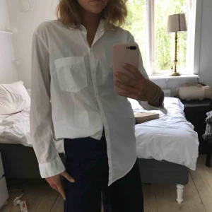  - Helt vanlig vit skjorta. Har främst haft den under större tröjor då den är lite längre i modellen, så den är perfekt till det. Köpren står för frakten 🌸